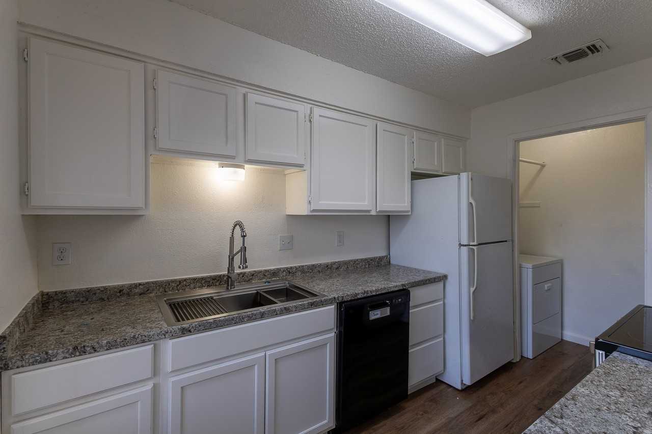 741 Woodland Ct - Photo 5 of 24