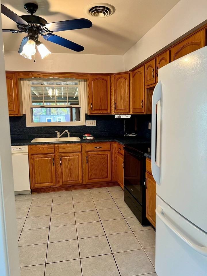 3035 Lone Pine Rd - Photo 4 of 10