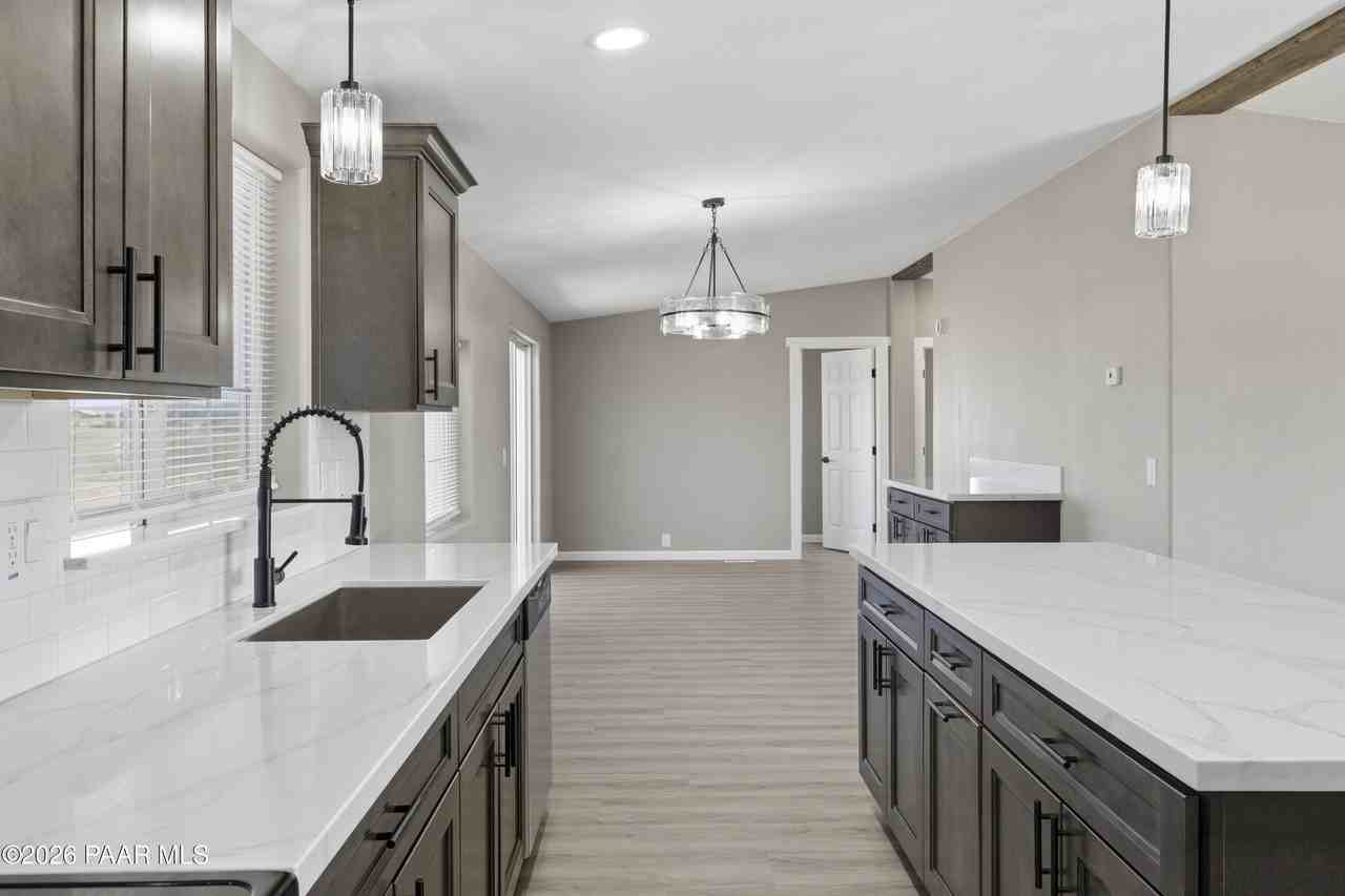 1750 S Johnson Ln - Photo 6 of 27