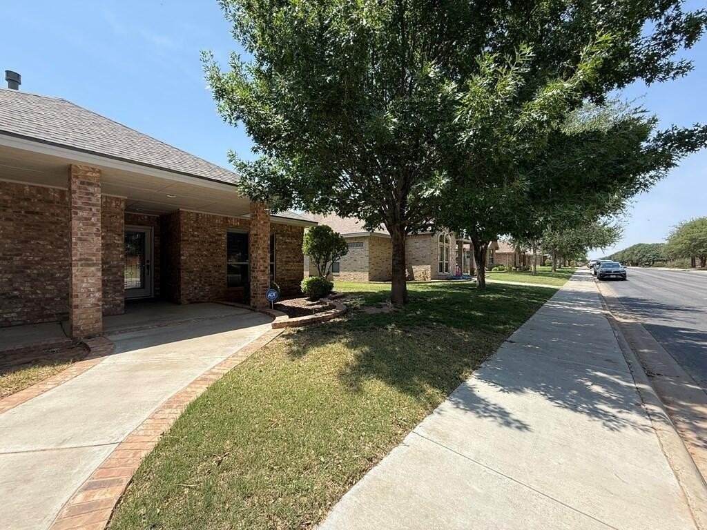 5705 Sabine Dr - Photo 3 of 12