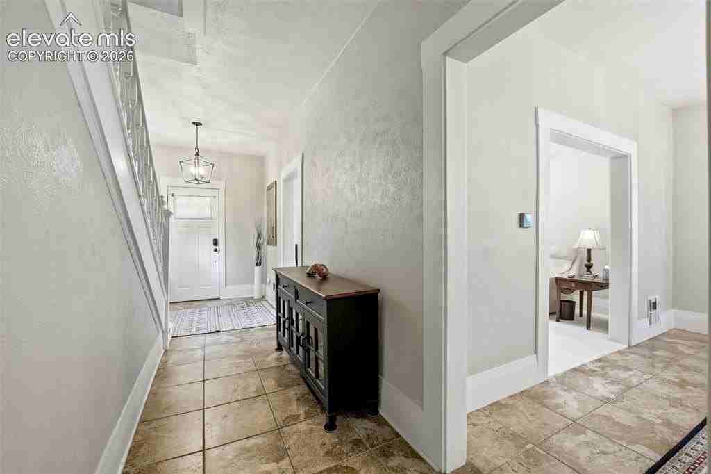 601 E Columbia St - Photo 7 of 48