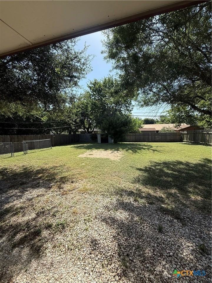 1402 Saddle Dr - Photo 5 of 33