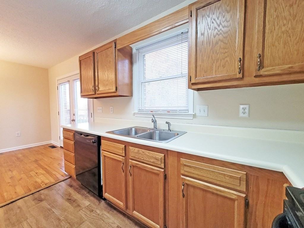 807 Edgemont North St Ne Apt B - Photo 5 of 16