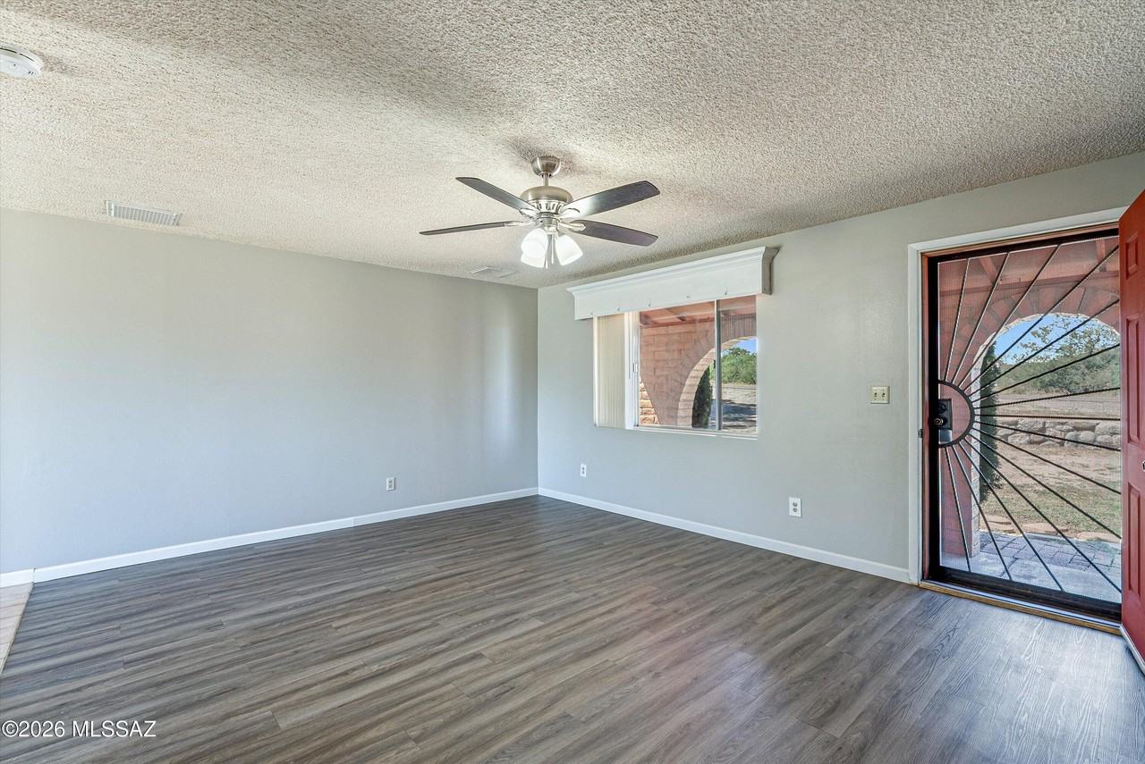 925 N Evergreen Dr - Photo 4 of 27