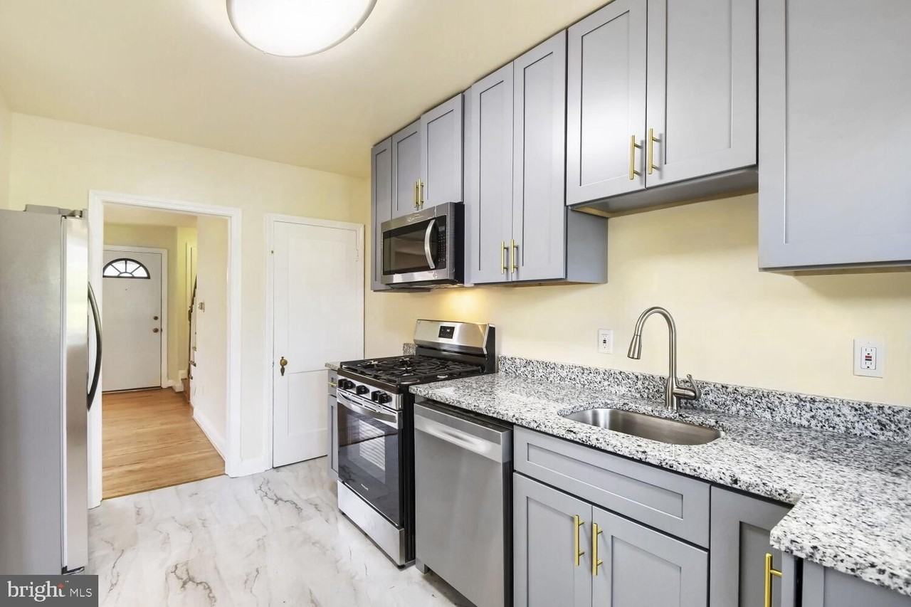 220 N Edgewood St - Photo 3 of 31
