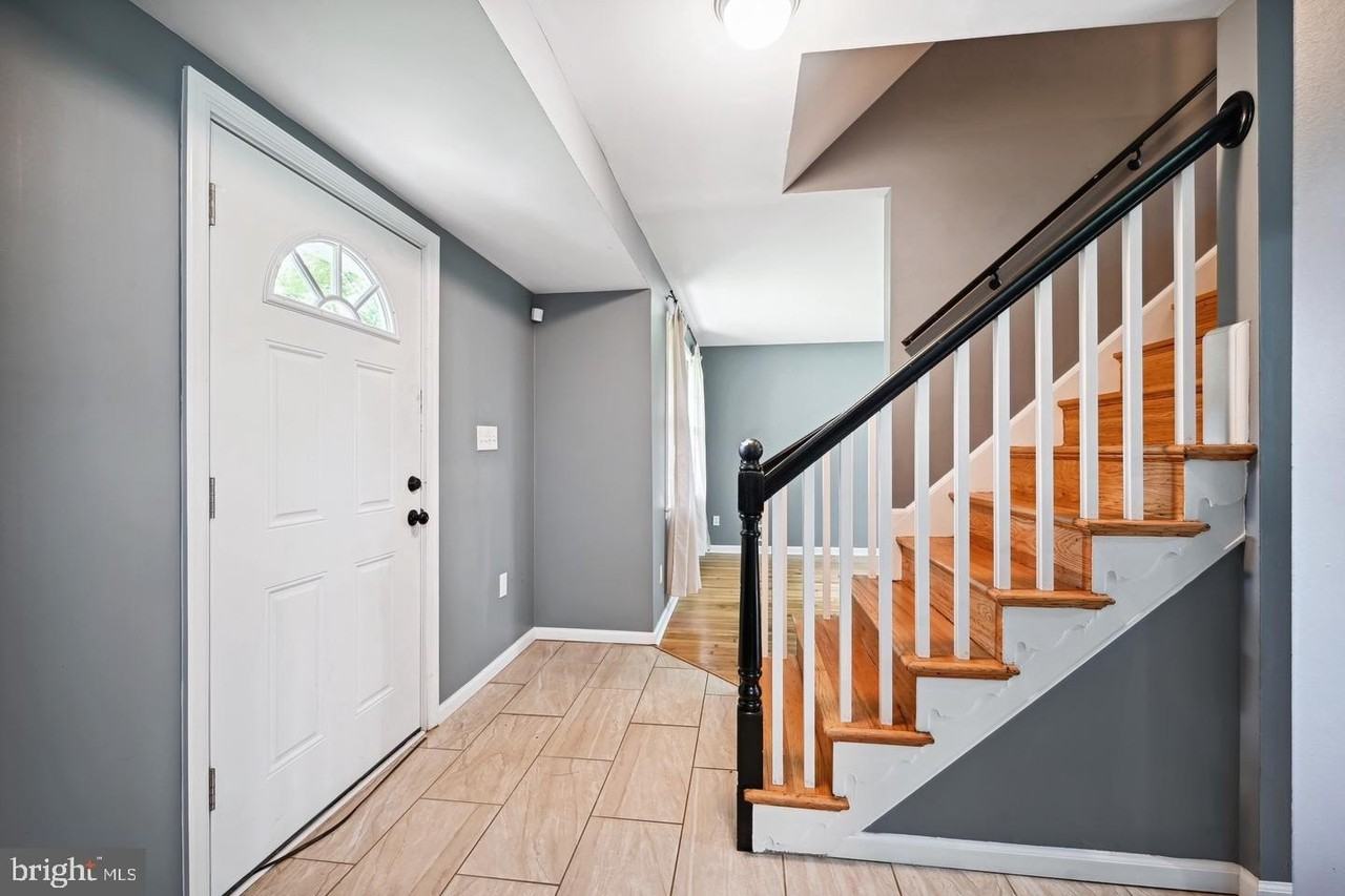 204 Mowbray Rd - Photo 2 of 23
