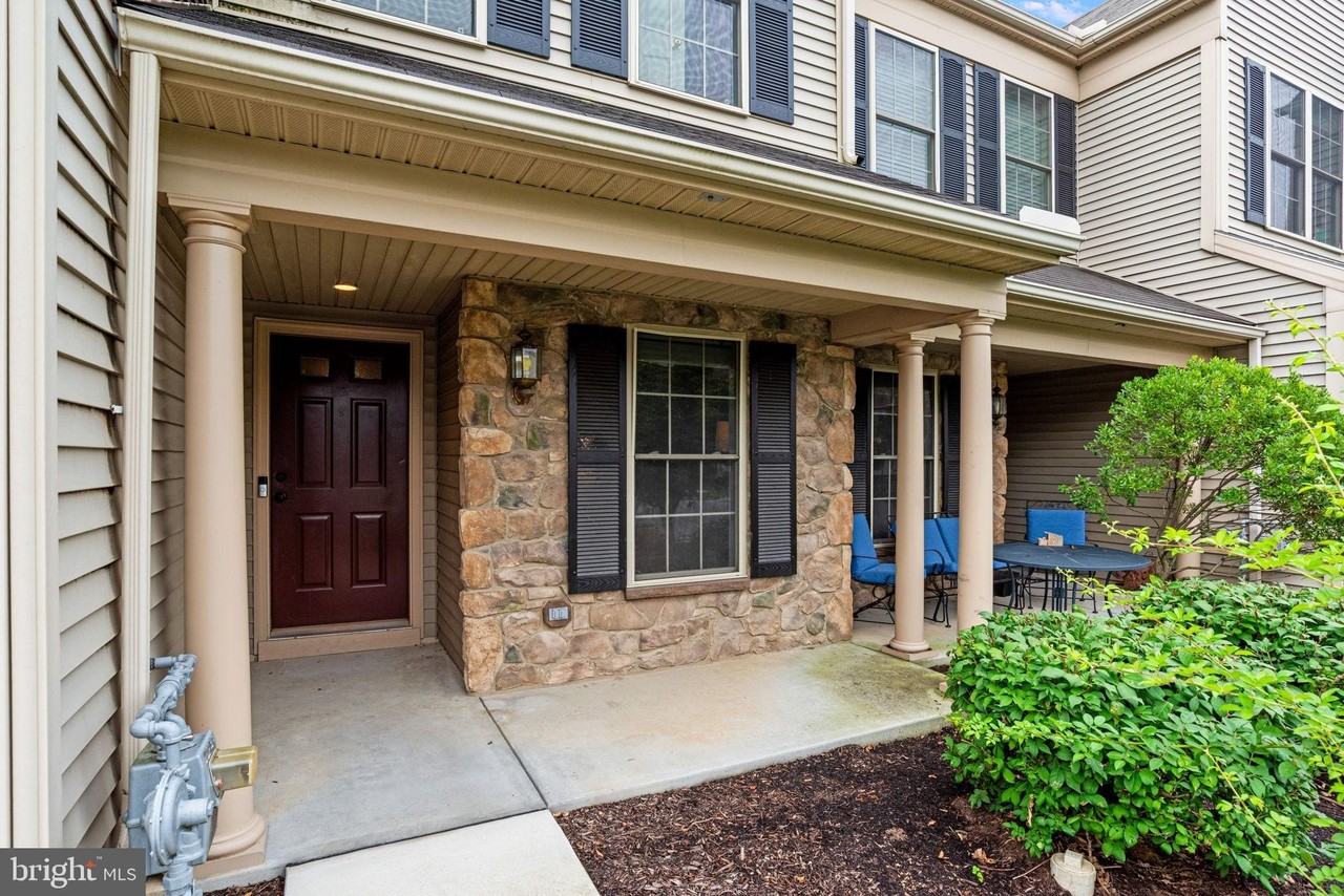 2082 Deer Run Dr - Photo 3 of 35