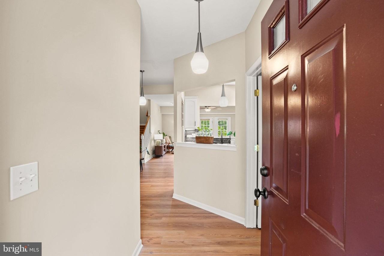 2082 Deer Run Dr - Photo 4 of 35