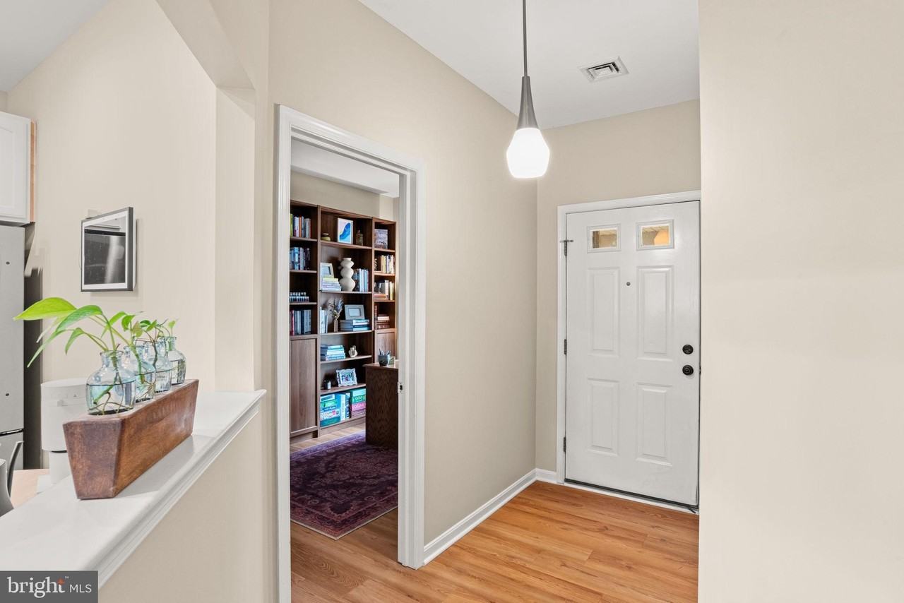 2082 Deer Run Dr - Photo 5 of 35
