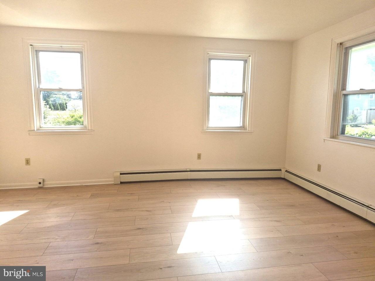 215 Maple St - Photo 5 of 18