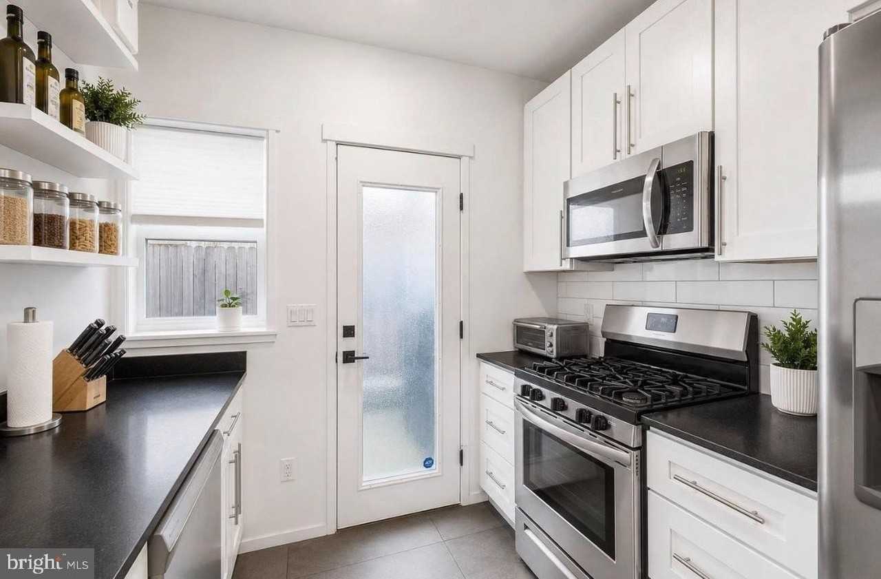 1249 N Hollywood St - Photo 3 of 11