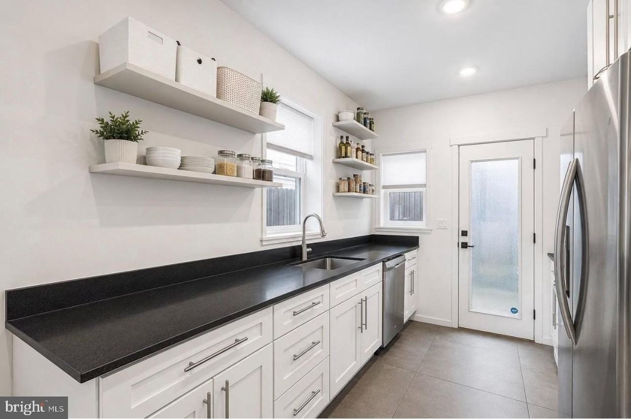 1249 N Hollywood St - Photo 4 of 11