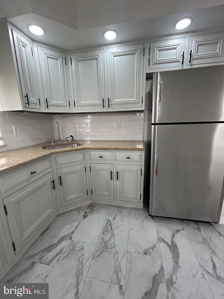120 Tree St - Photo 6 of 24