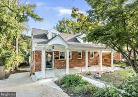 featured image of 2617 E Maple St