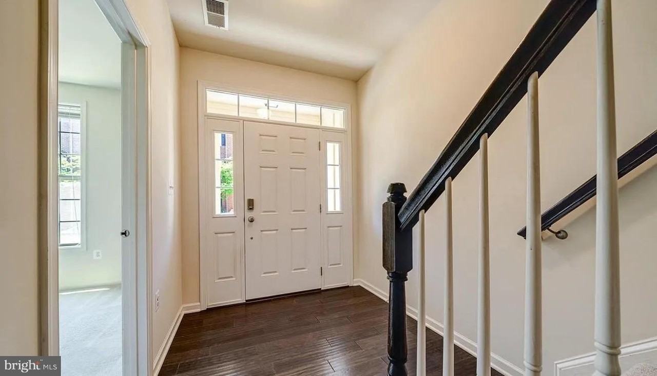 22586 Cambridgeport Sq - Photo 4 of 37