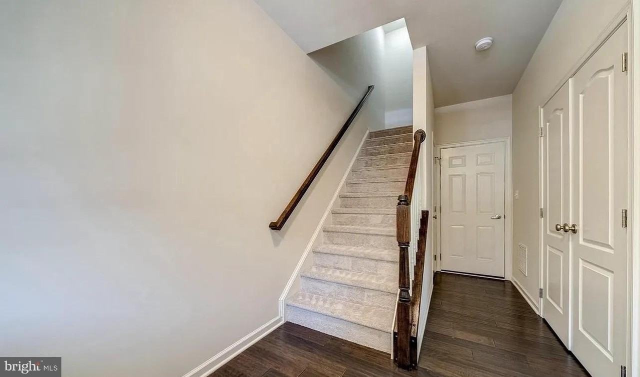 22586 Cambridgeport Sq - Photo 5 of 37