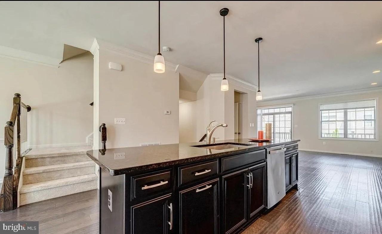 22586 Cambridgeport Sq - Photo 7 of 37