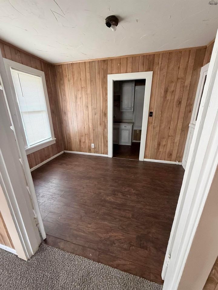 1813 7th St - Photo 4 of 11