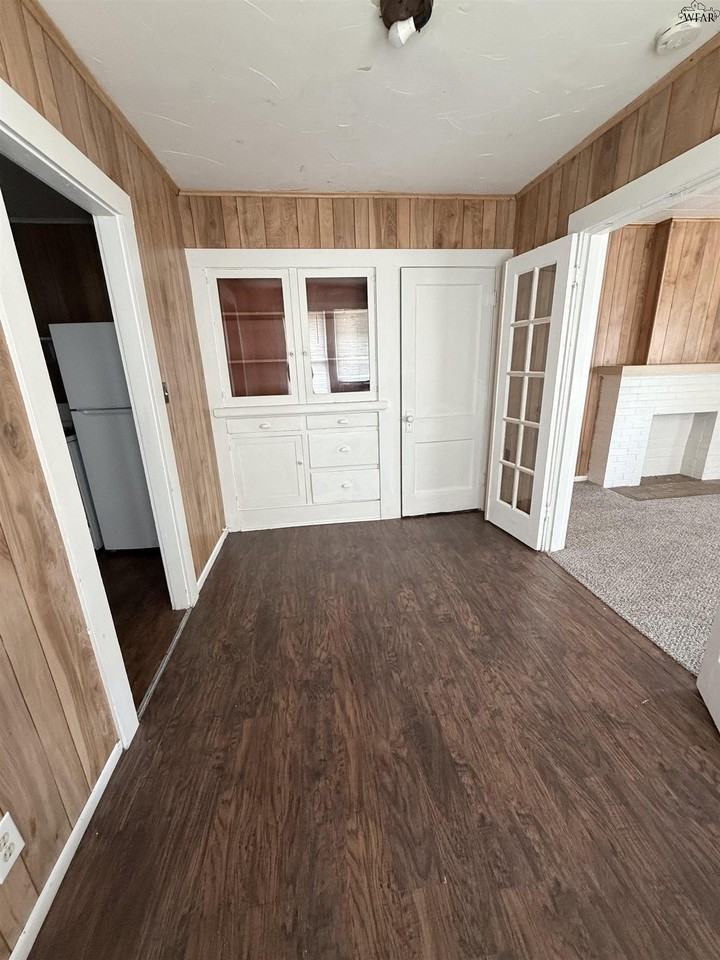 1813 7th St - Photo 5 of 11