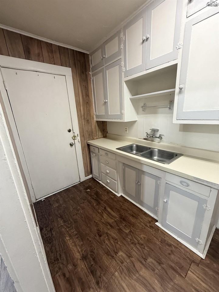 1813 7th St - Photo 6 of 11