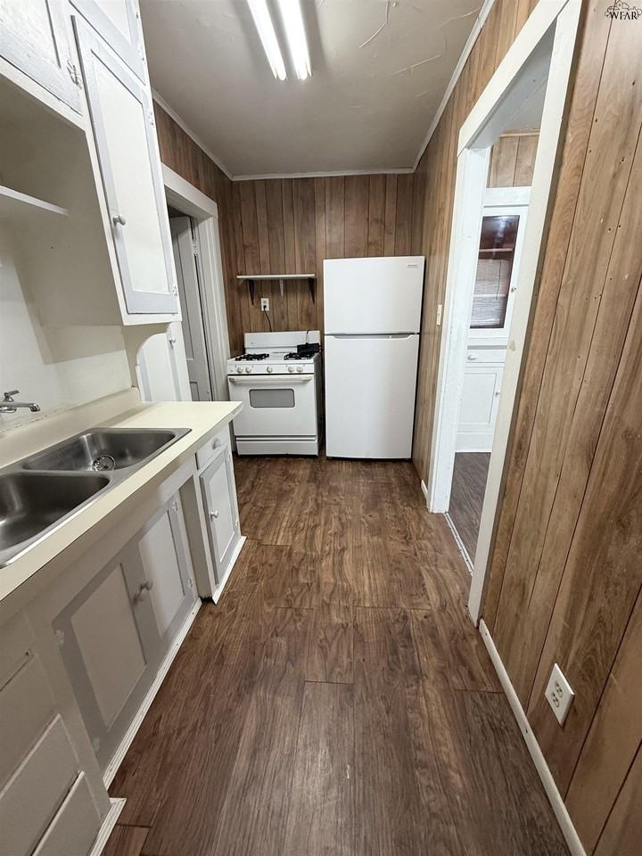 1813 7th St - Photo 7 of 11