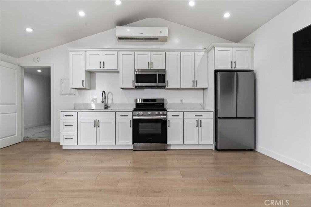 13214 Stagg St - Photo 3 of 16