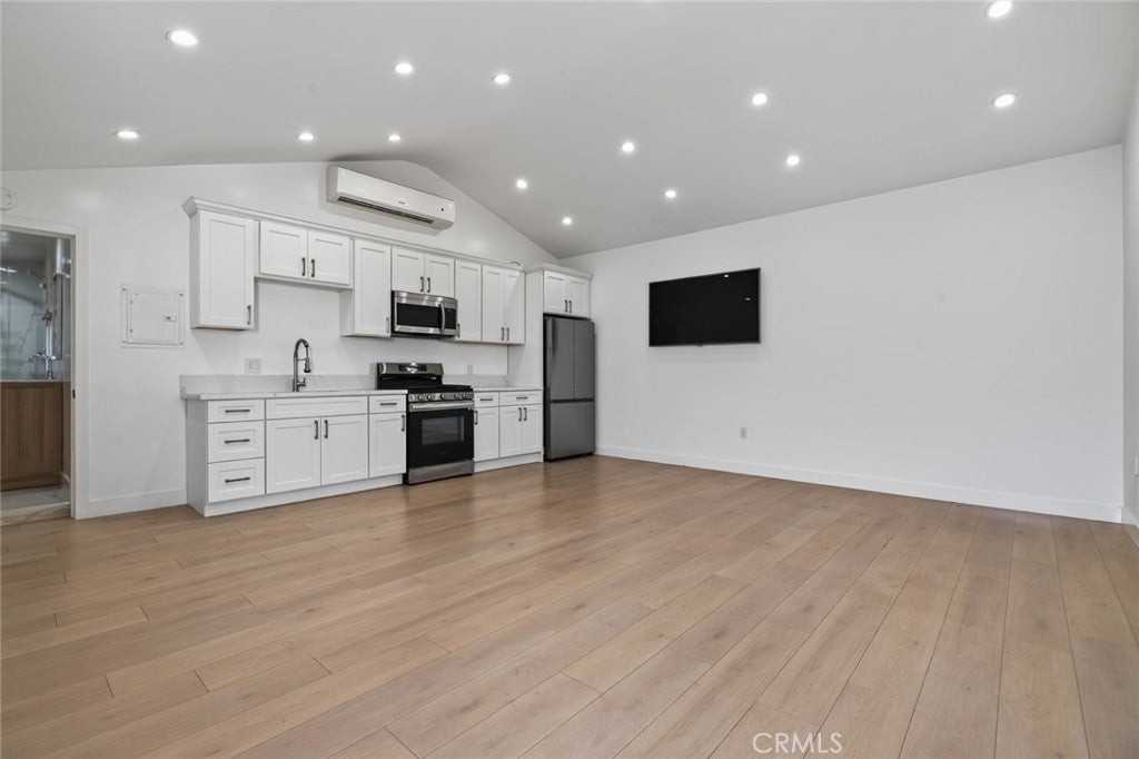 13214 Stagg St - Photo 4 of 16