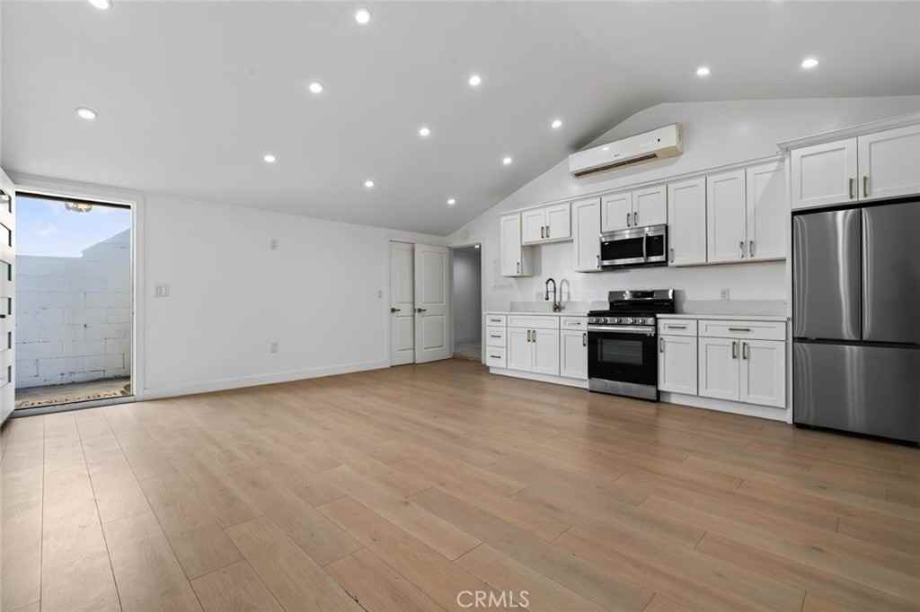 13214 Stagg St - Photo 5 of 16
