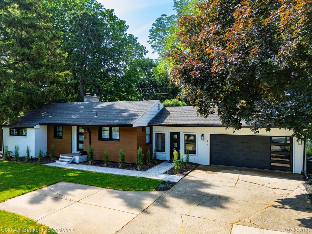 1528 E Maple Rd - Photo 2 of 42