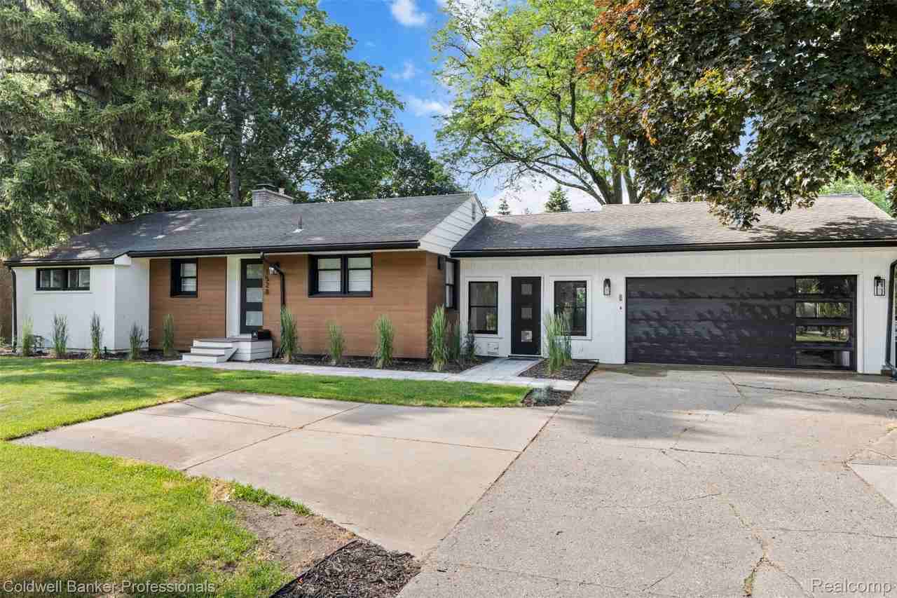 1528 E Maple Rd - Photo 3 of 42