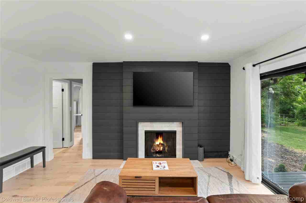 1528 E Maple Rd - Photo 7 of 42