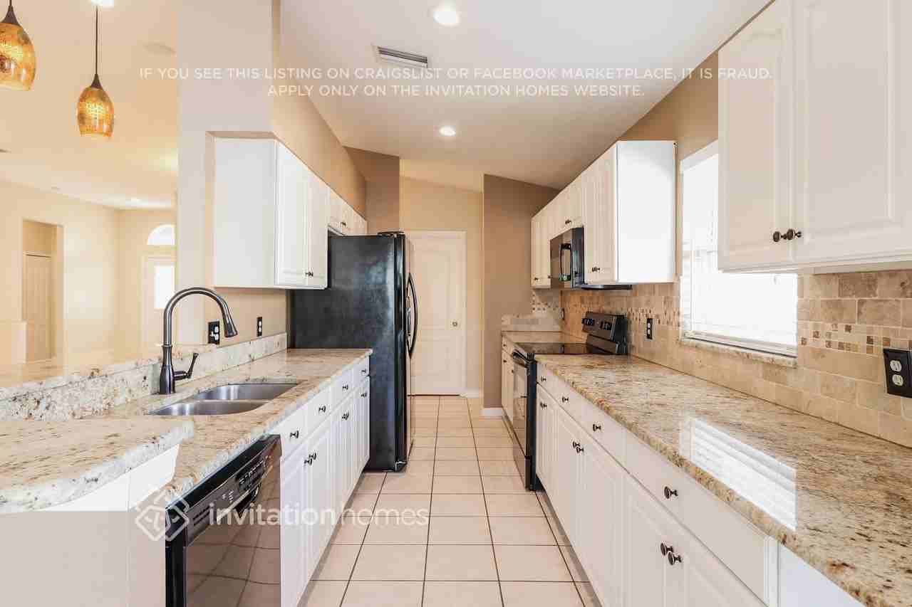 1022 Torreya Way - Photo 5 of 16