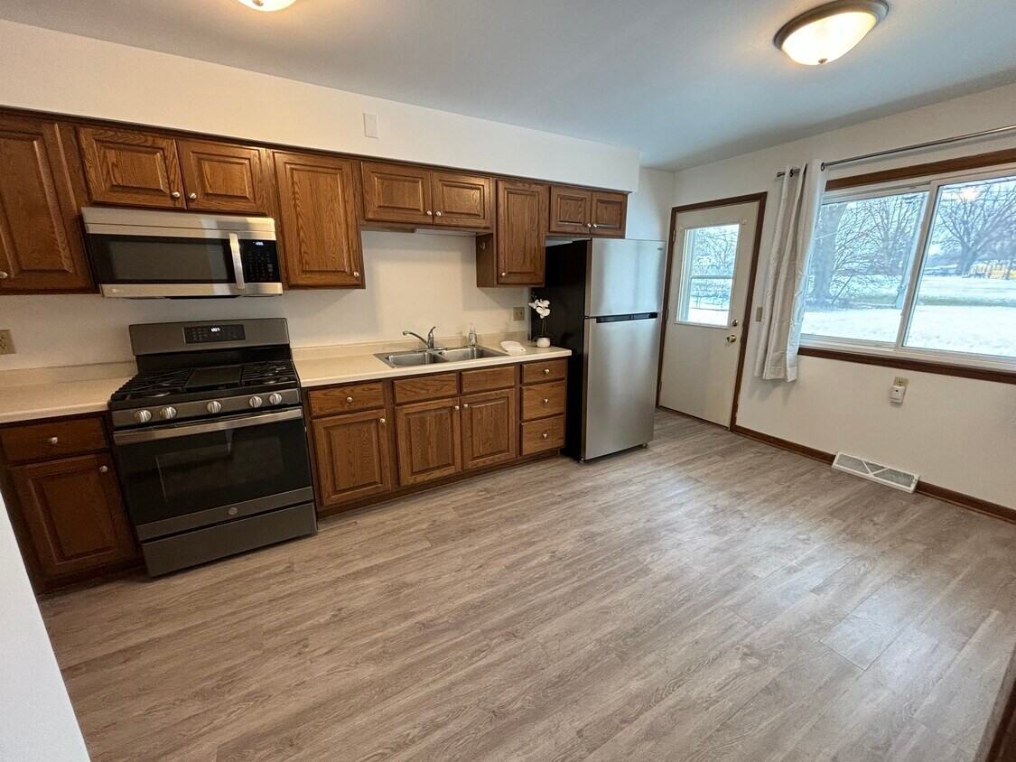 33 W Klubertanz Dr #1 - Photo 6 of 16