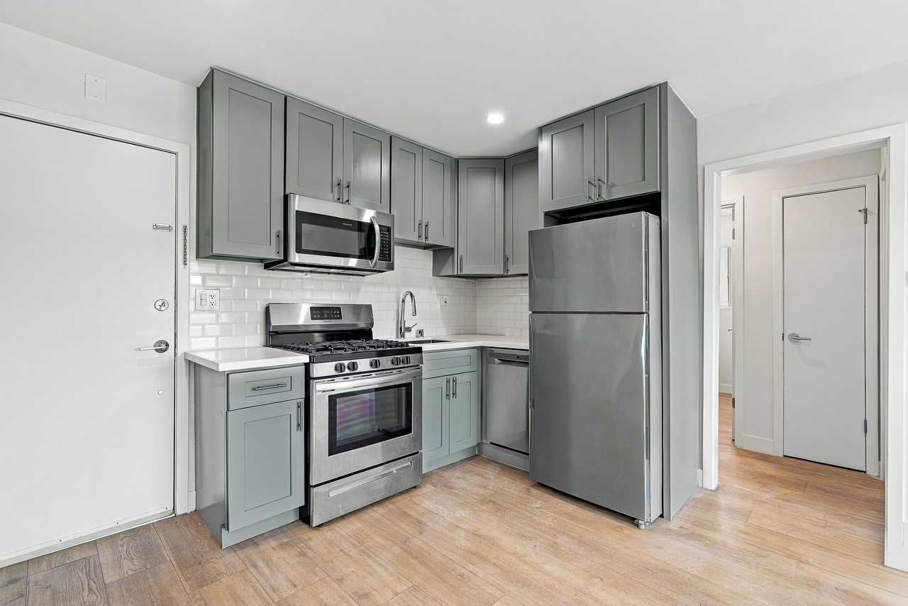 1911 South Palm Grove Avenue #4 - Photo 3 of 14