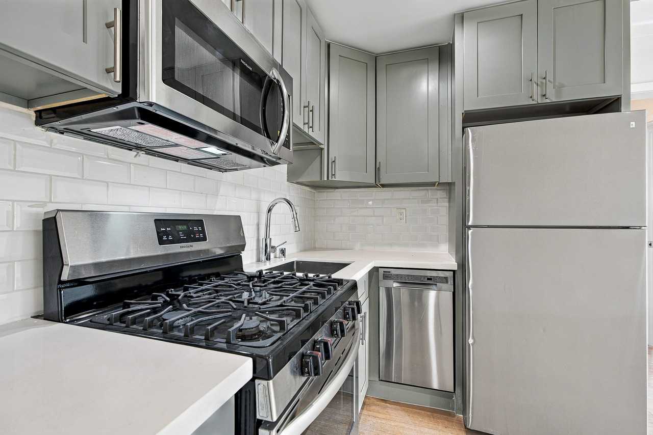 1911 South Palm Grove Avenue #4