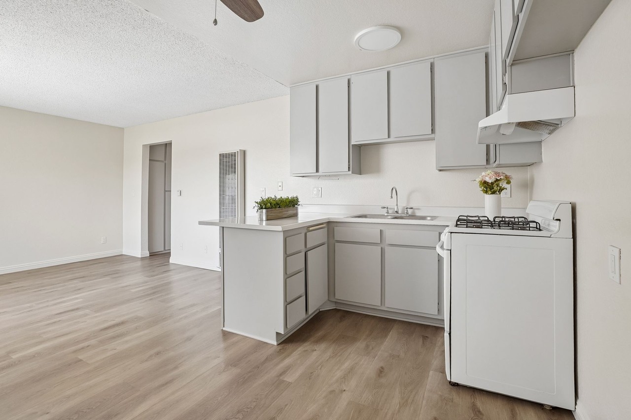 Lake Street Apartments - Photo 7 of 32