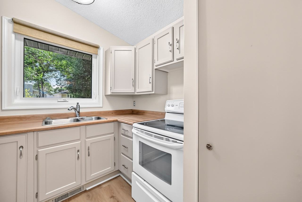 226 Devonshire Dr - Photo 2 of 25