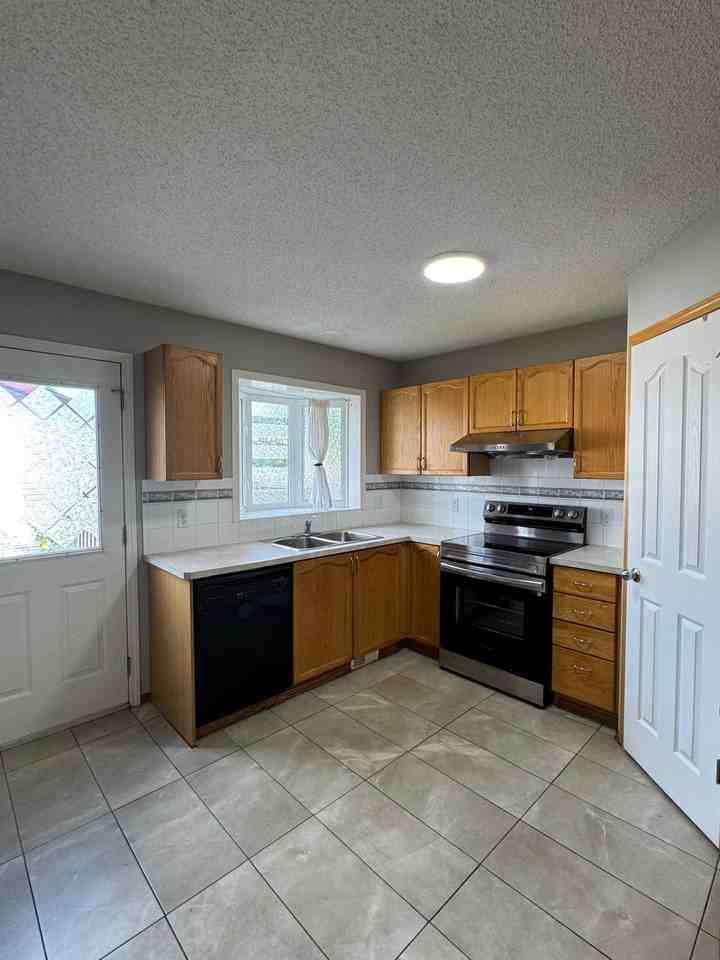 671 Taradale Dr Ne - Photo 3 of 17