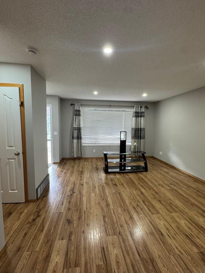 671 Taradale Dr Ne - Photo 5 of 17