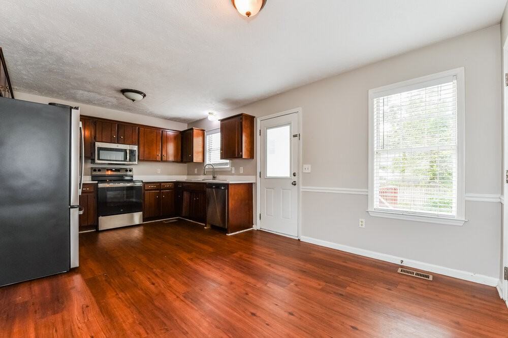 401 Shadylake Dr - Photo 6 of 17