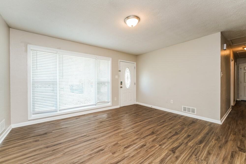 303 Mercer Dr - Photo 5 of 16