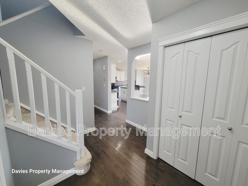1020 118a St Sw - Photo 3 of 46