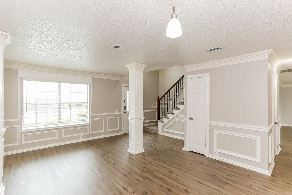 7027 Glenshire Dr - Photo 4 of 20