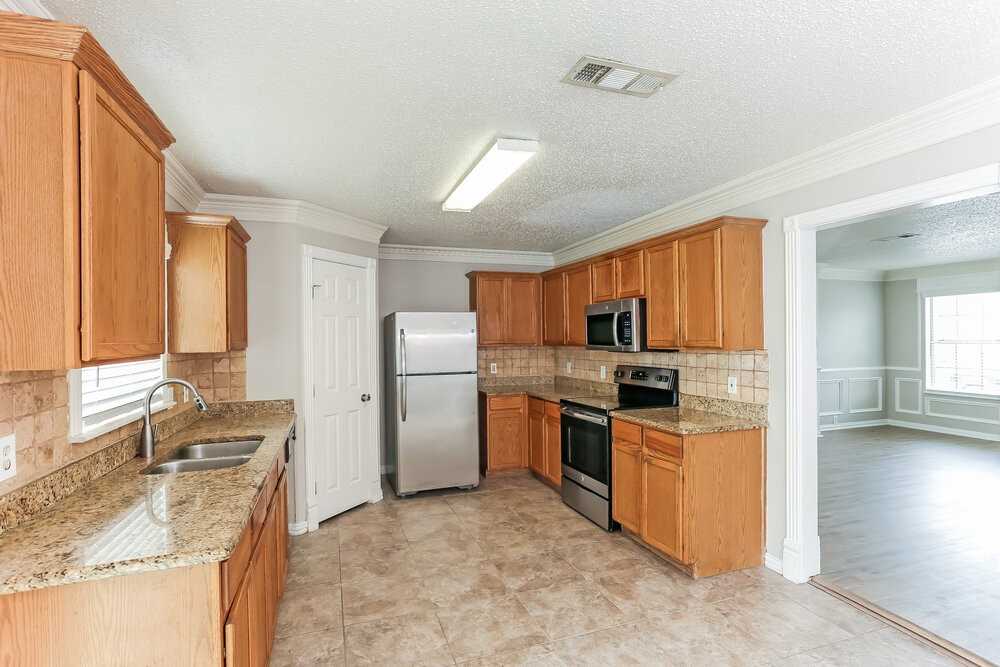 7027 Glenshire Dr - Photo 5 of 20