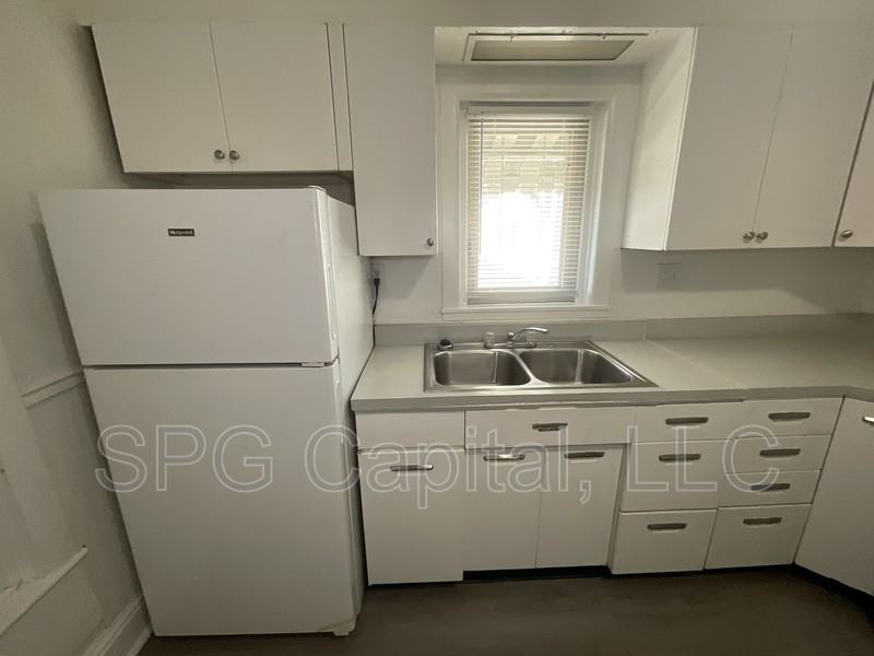 618 Salem Ave - Photo 2 of 9