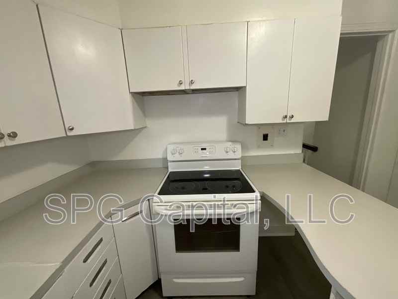 618 Salem Ave - Photo 3 of 9
