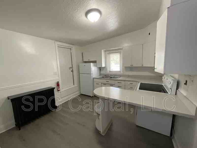 618 Salem Ave - Photo 4 of 9