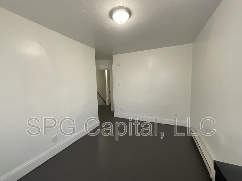 618 Salem Ave - Photo 5 of 9