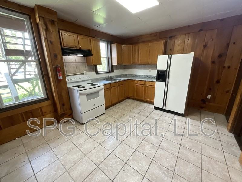 233 W Jackson St - Photo 4 of 10