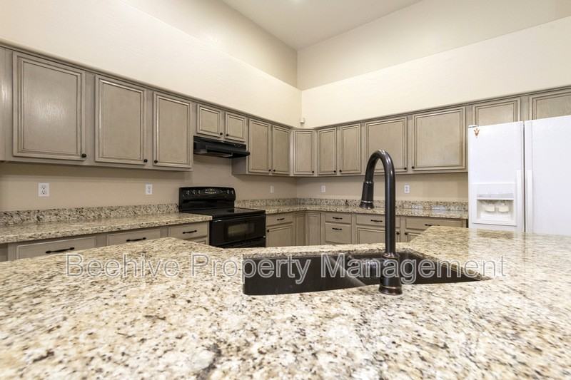 1861 N Oracle - Photo 4 of 34